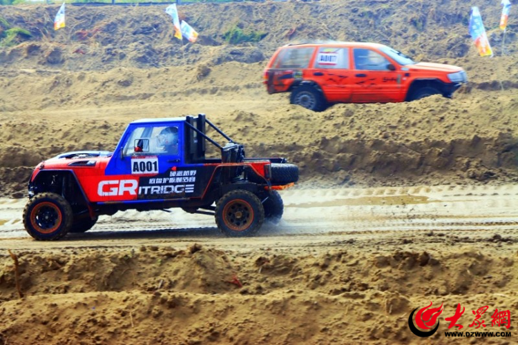 地荒野为背, 景拍照合影, 上午 地荒野为背, 景拍照合影, 上午